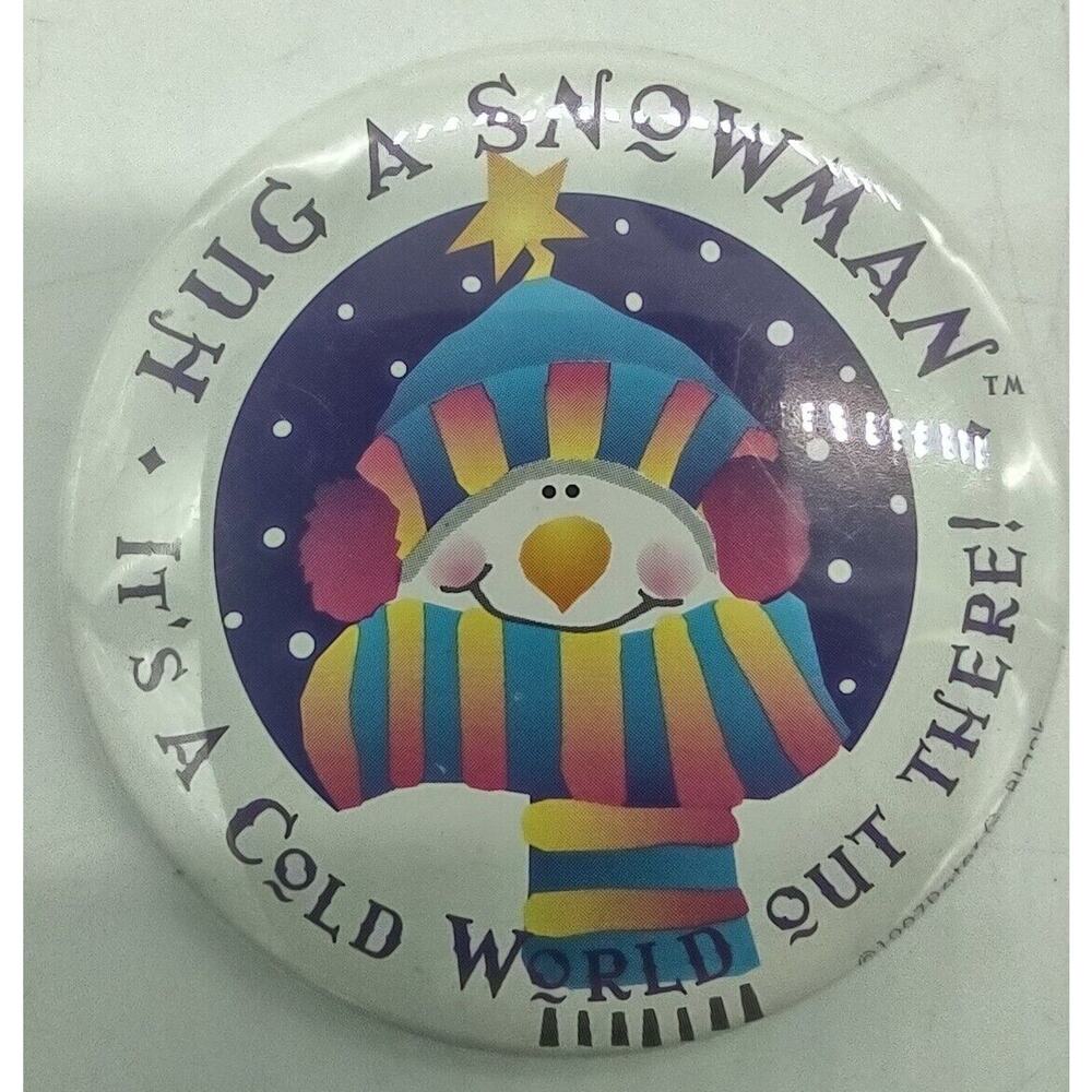 1997 Hug A Snowman It's a Cold World Out There! Pinback Pin Button ❤️